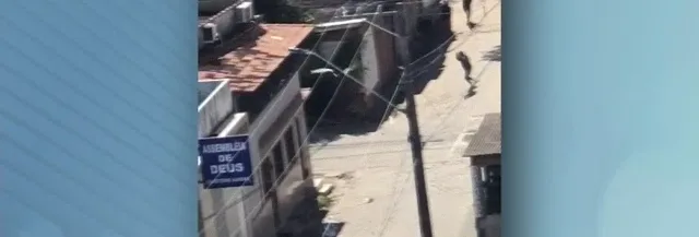 VÍDEO | Carro é metralhado por traficantes em rua de Vila Velha