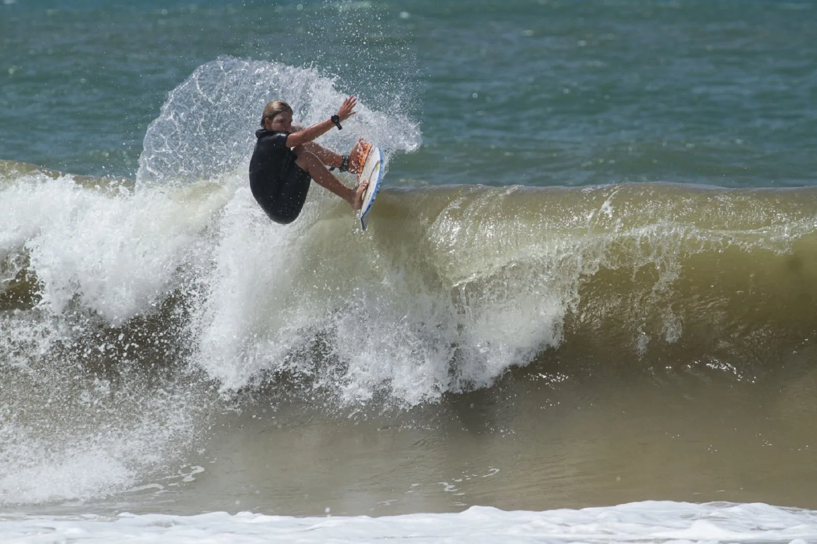 Eric Grattz, de 11 anos, mostra que é o futuro do surfe capixaba