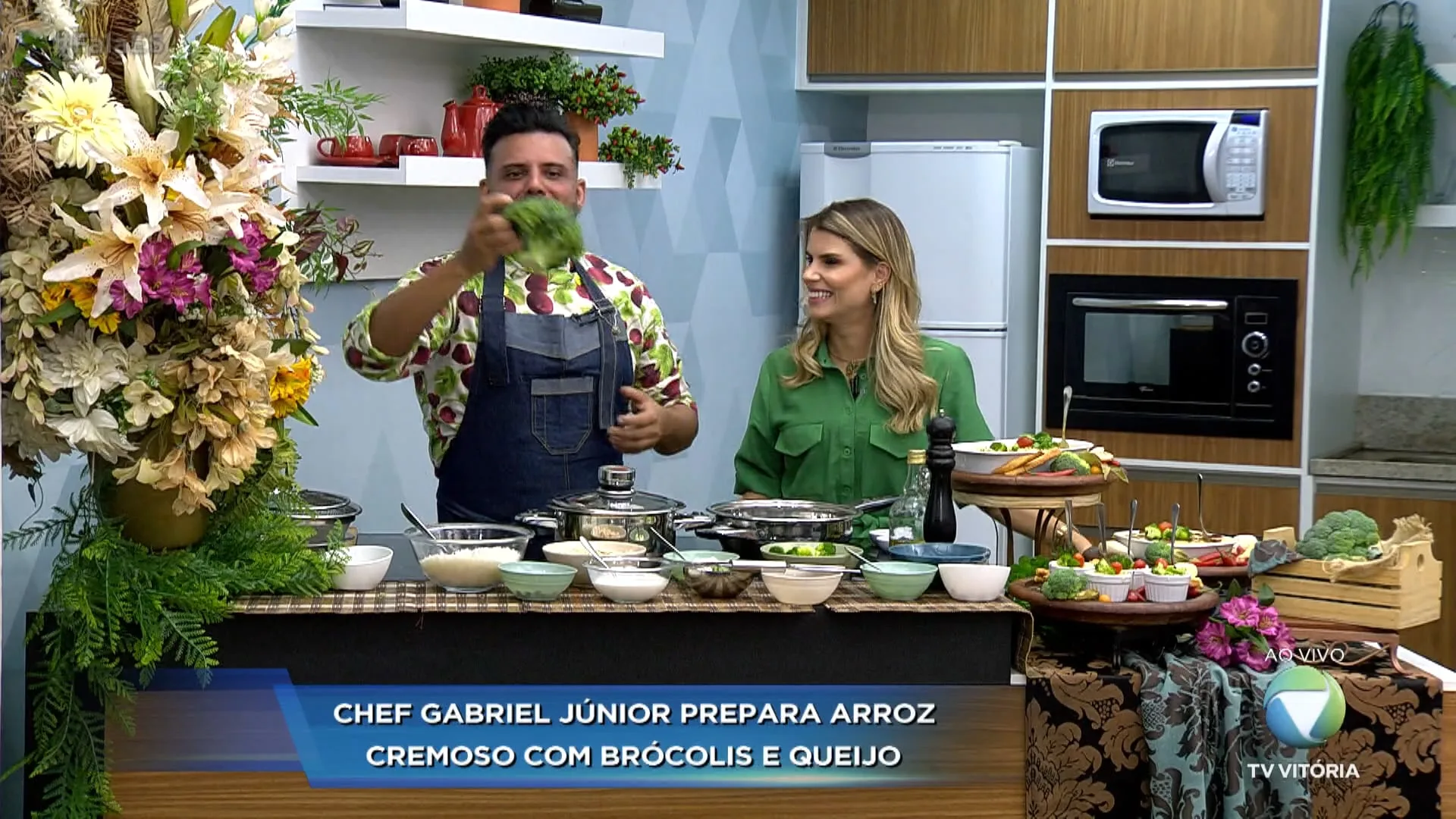 Chef prepara uma receita de arroz cremoso com brócolis e queijo