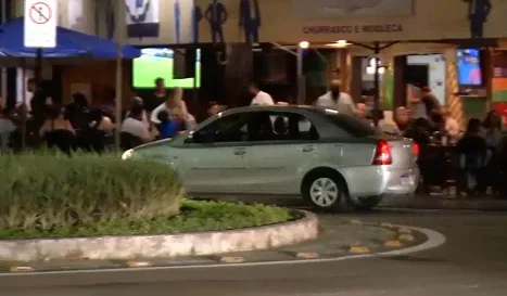 Com Vitória em risco moderado, bares ficam lotados na Praia do Canto