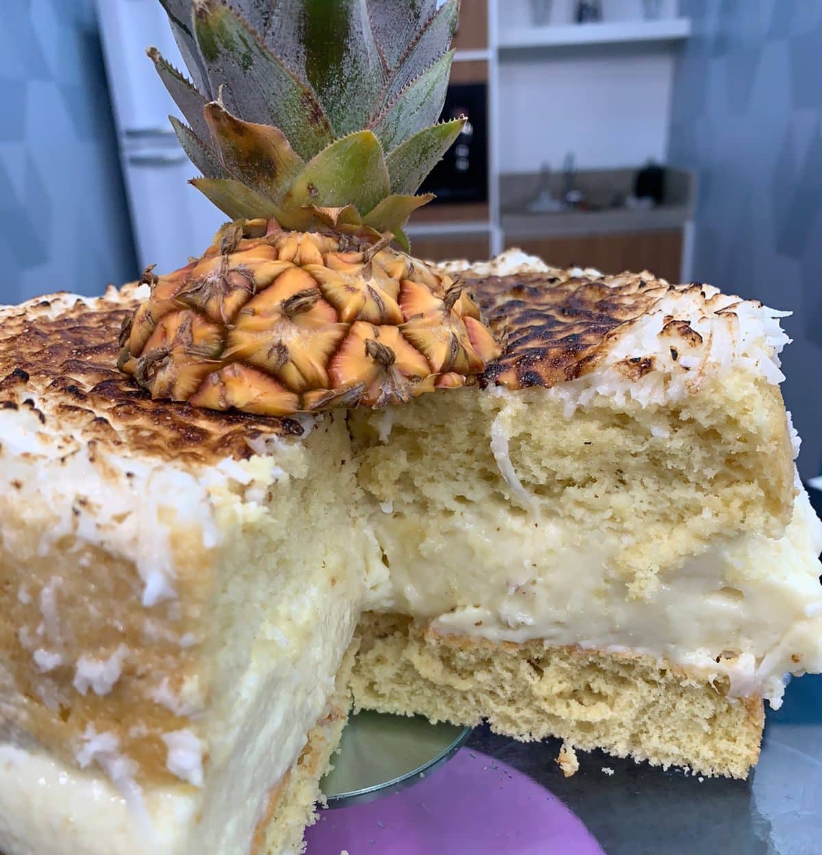 Que tal uma sobremesa refrescante? Aprenda a fazer torta de abacaxi com merengue de coco