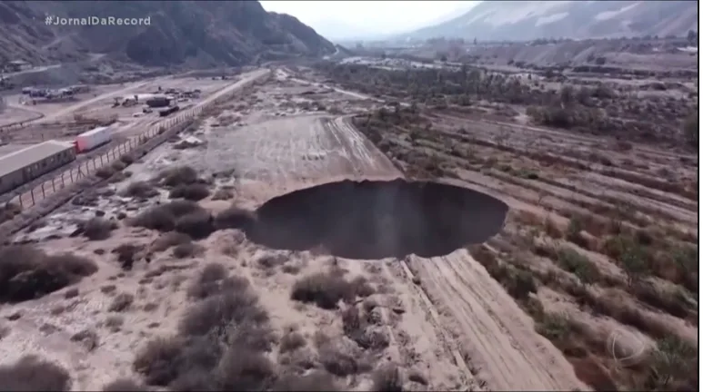 Chile alerta sobre ameaça de colapso ao redor de cratera gigante no Atacama