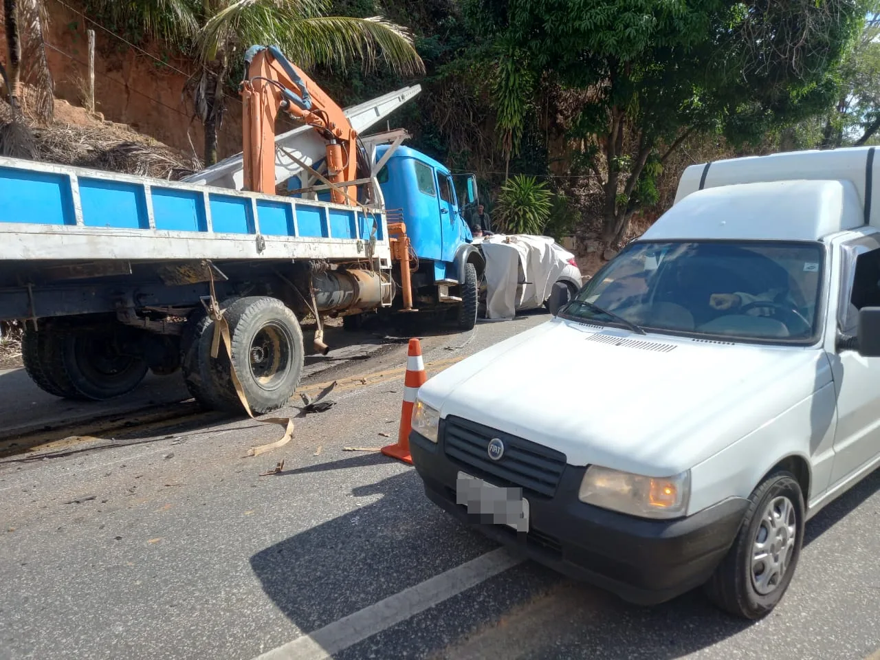 Caminhão bate em carro e duas pessoas morrem no Sul do ES