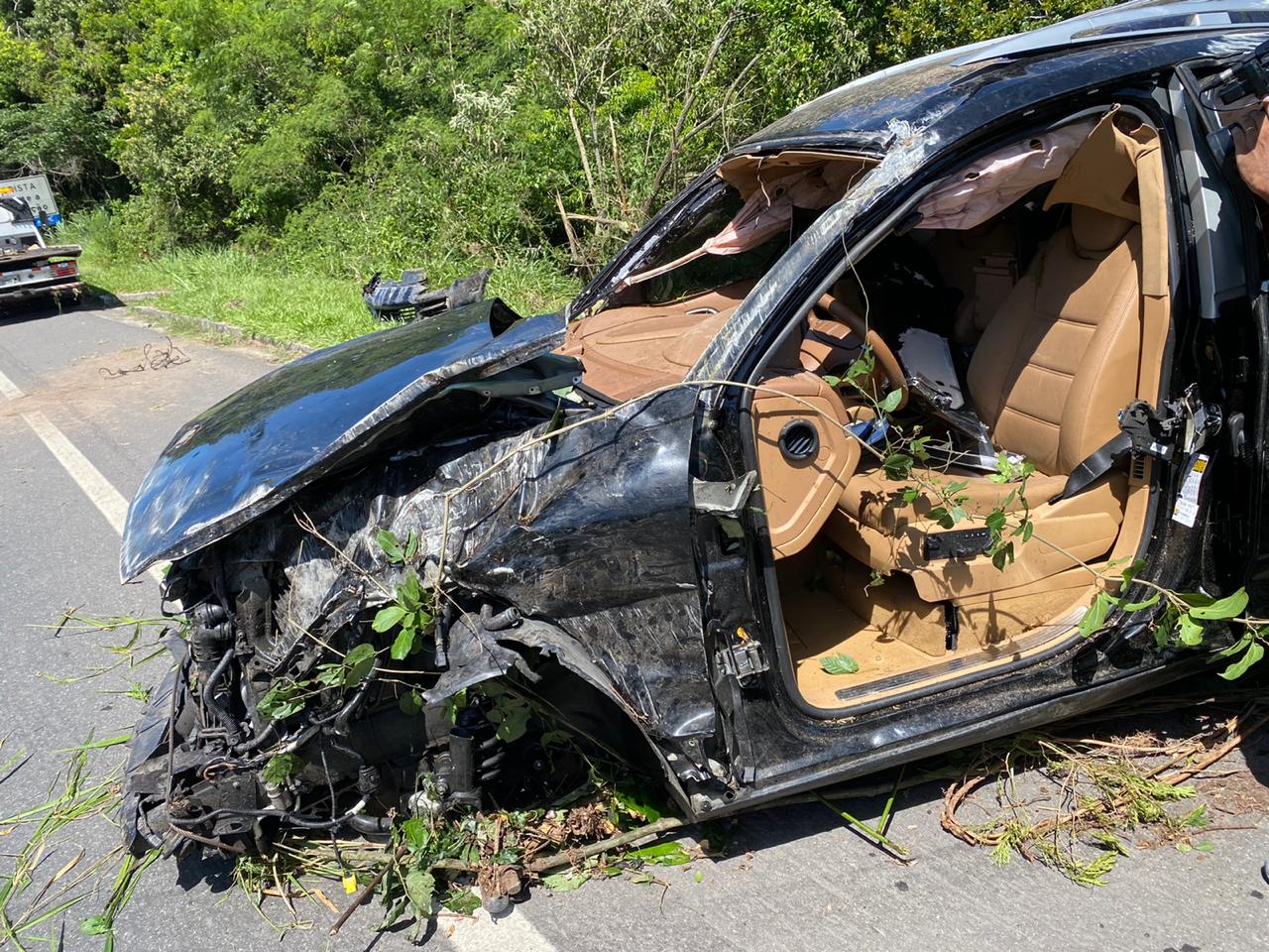 Carro de luxo capota e cai em ribanceira na Rodovia do Sol; motorista foi socorrido