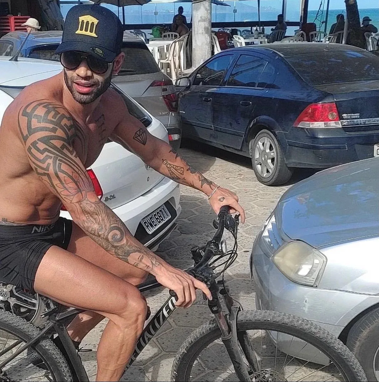 Gusttavo Lima surge de bicicleta na Praia do Morro, em Guarapari, e choca