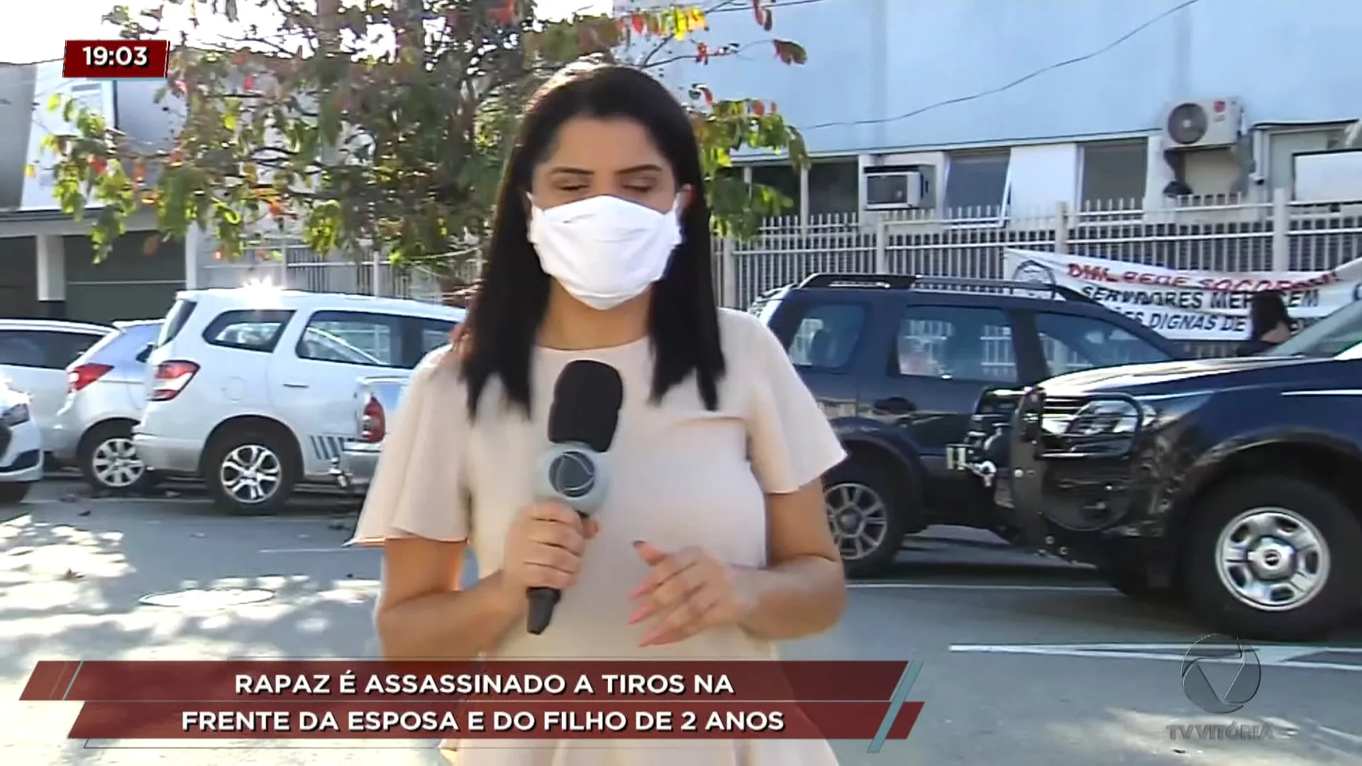 Rapaz é assassinado a tiros na frente da esposa e do filho de dois anos