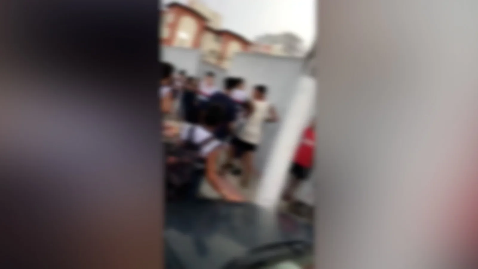 VÍDEO | Adolescente apanha na porta da escola em Vila Velha