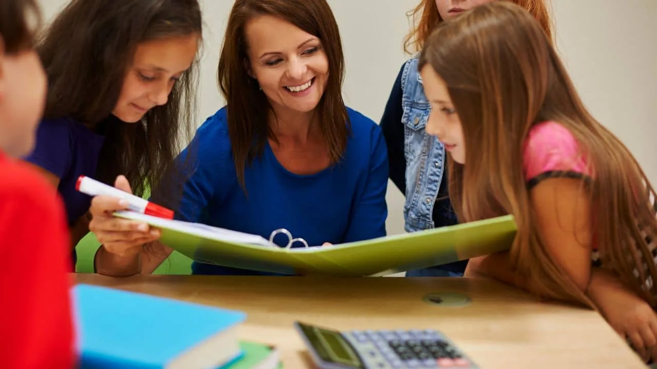 Professora em atividade prática com alunos. Foto: Freepik