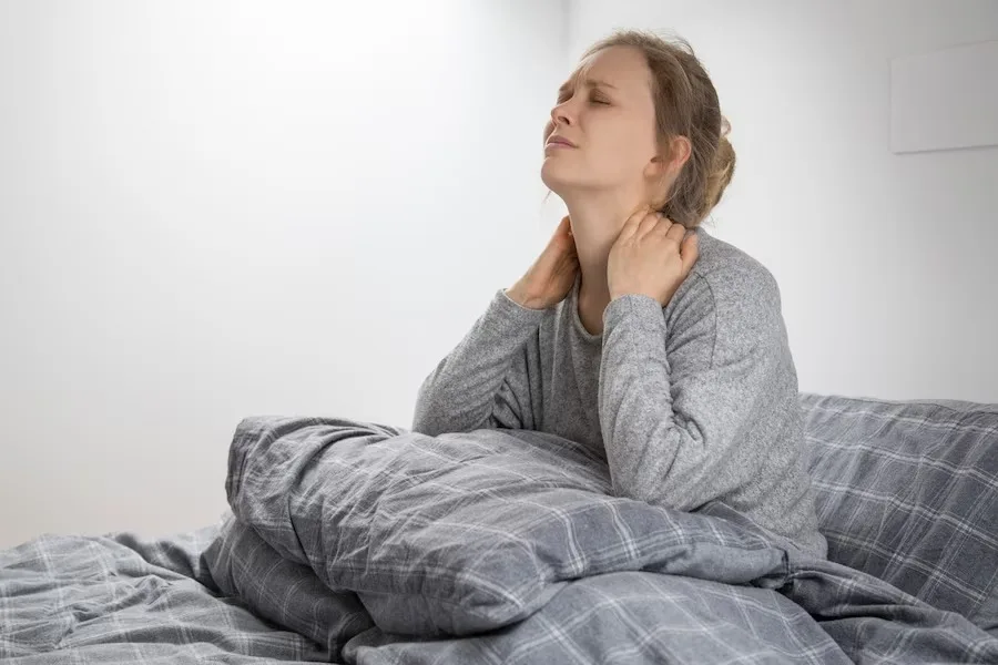 Pescoço está doendo ou é dor na coluna? Saiba como aliviar cervical