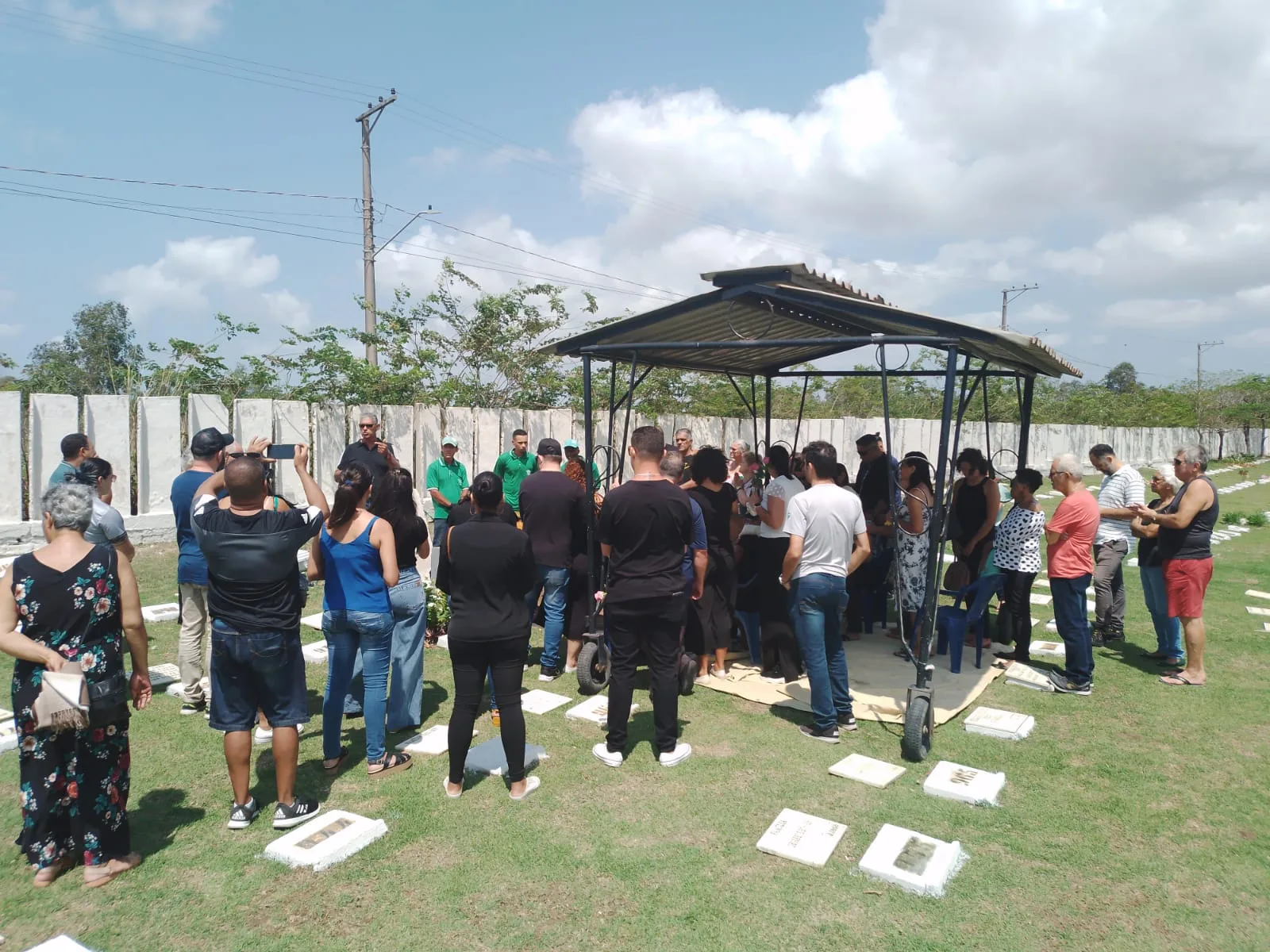 Idosa que morreu durante ritual em Vila Velha é sepultada