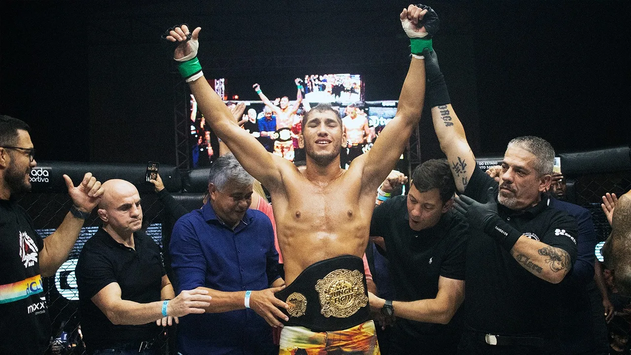 Vitor Costa cumpre promessa e é campeão do Jungle Fight