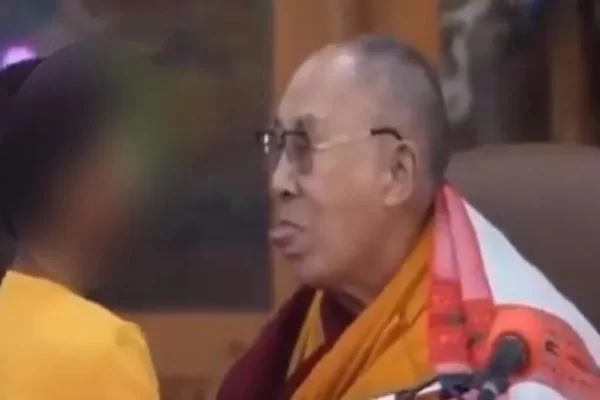 Vídeo de Dalai Lama beijando menino na boca viraliza e líder espiritual pede desculpas