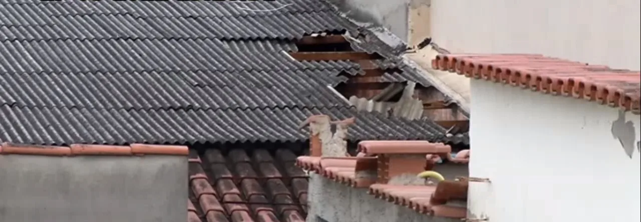 VÍDEO | Assaltante pula de telhado em telhado para tentar fugir e cai dentro de uma casa na Serra