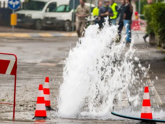 Mais da metade da água potável é desperdiçada no Brasil