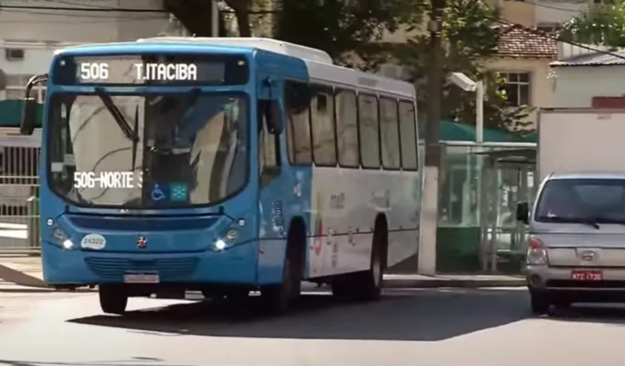 Dois ônibus são assaltados em menos de 3h na mesma avenida em Vitória