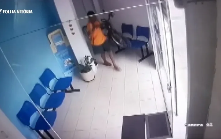 VÍDEO | Homem furta bicicleta de aluno na recepção de escola em Vitória