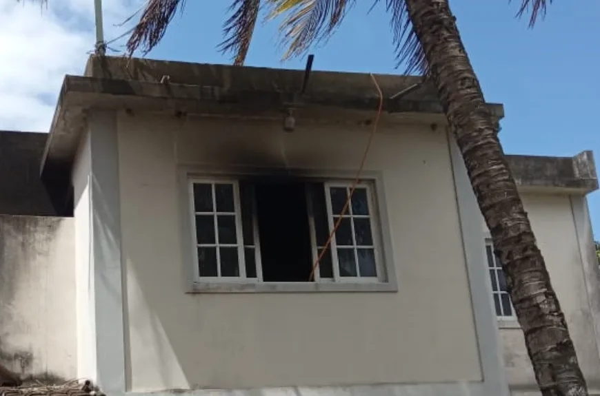 Mulher incendeia casa com a mãe e irmão de 11 anos trancados em Marataízes