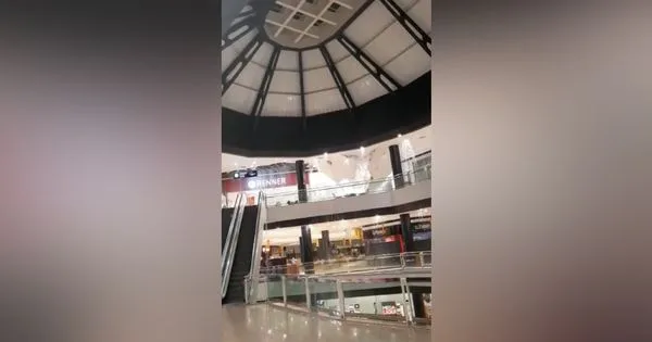 VÍDEOS| Chuva forte faz parte do teto de shopping desabar na Praia da Costa