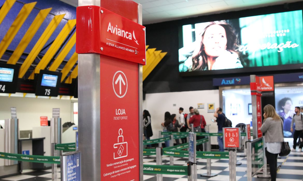 Passageiros da Avianca esperam para serem remanejados para voos de outras companhias aéreas no Aeroporto de Congonhas.