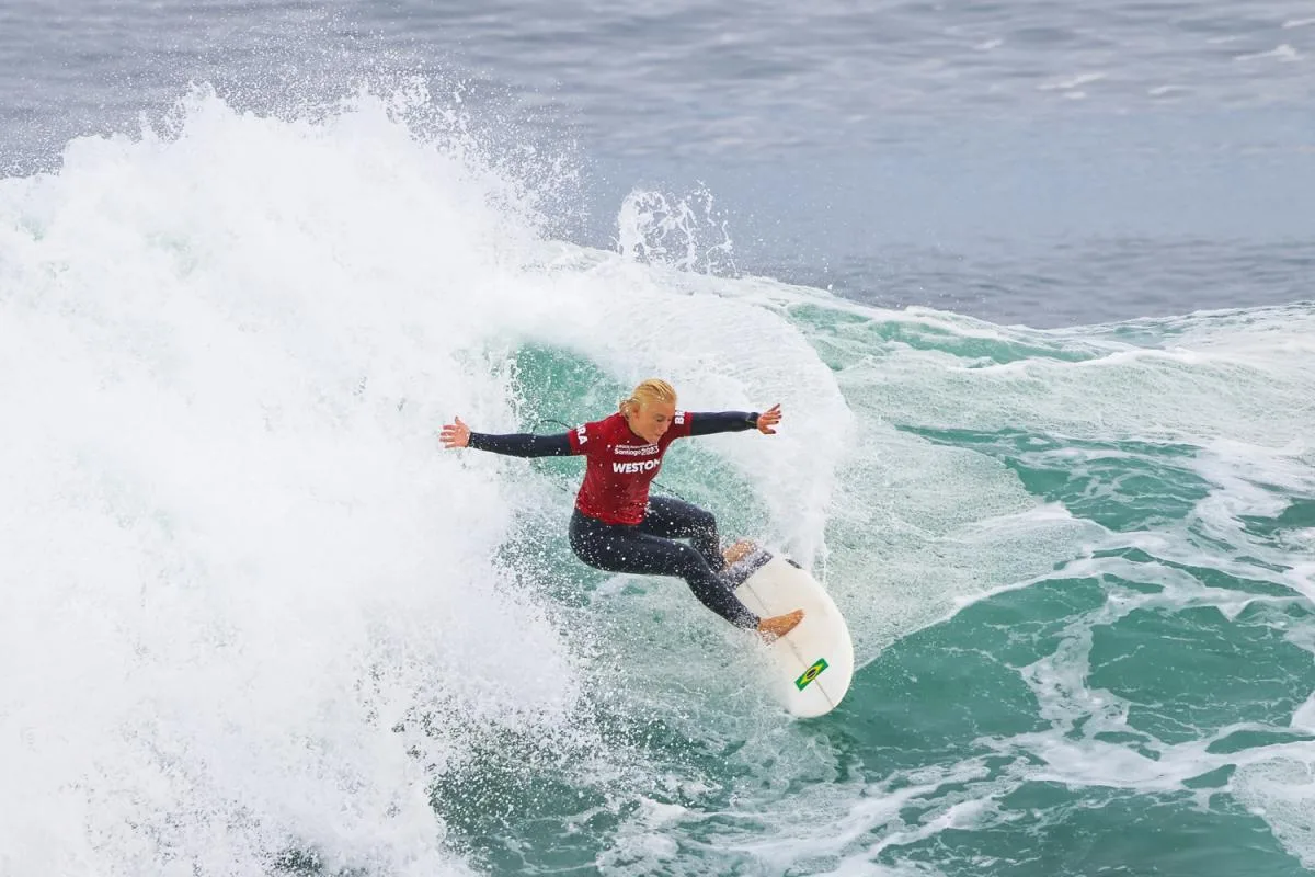 Tati Weston-Webb leva o ouro na última onda e Brasil chega a cinco medalhas no surfe