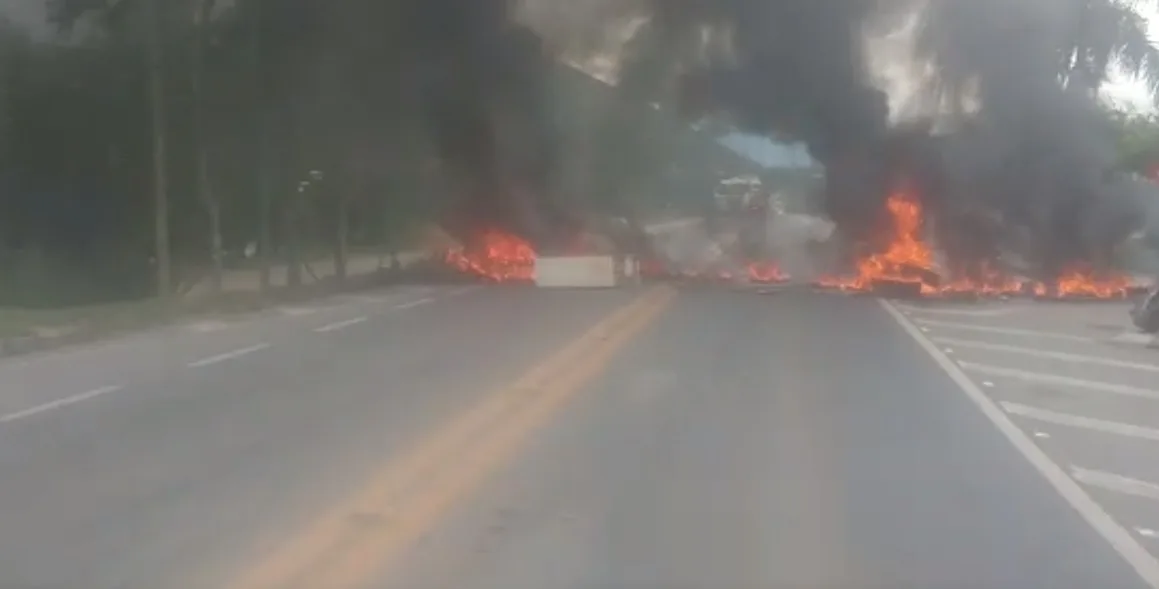 Manifestante interditam trânsito na BR-101 na tarde deste domingo