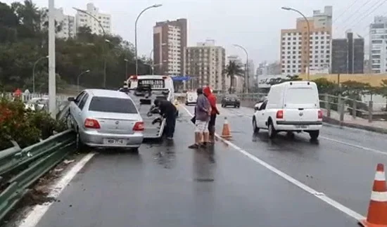 Motorista perde controle da direção do carro e invade canteiro em Camburi