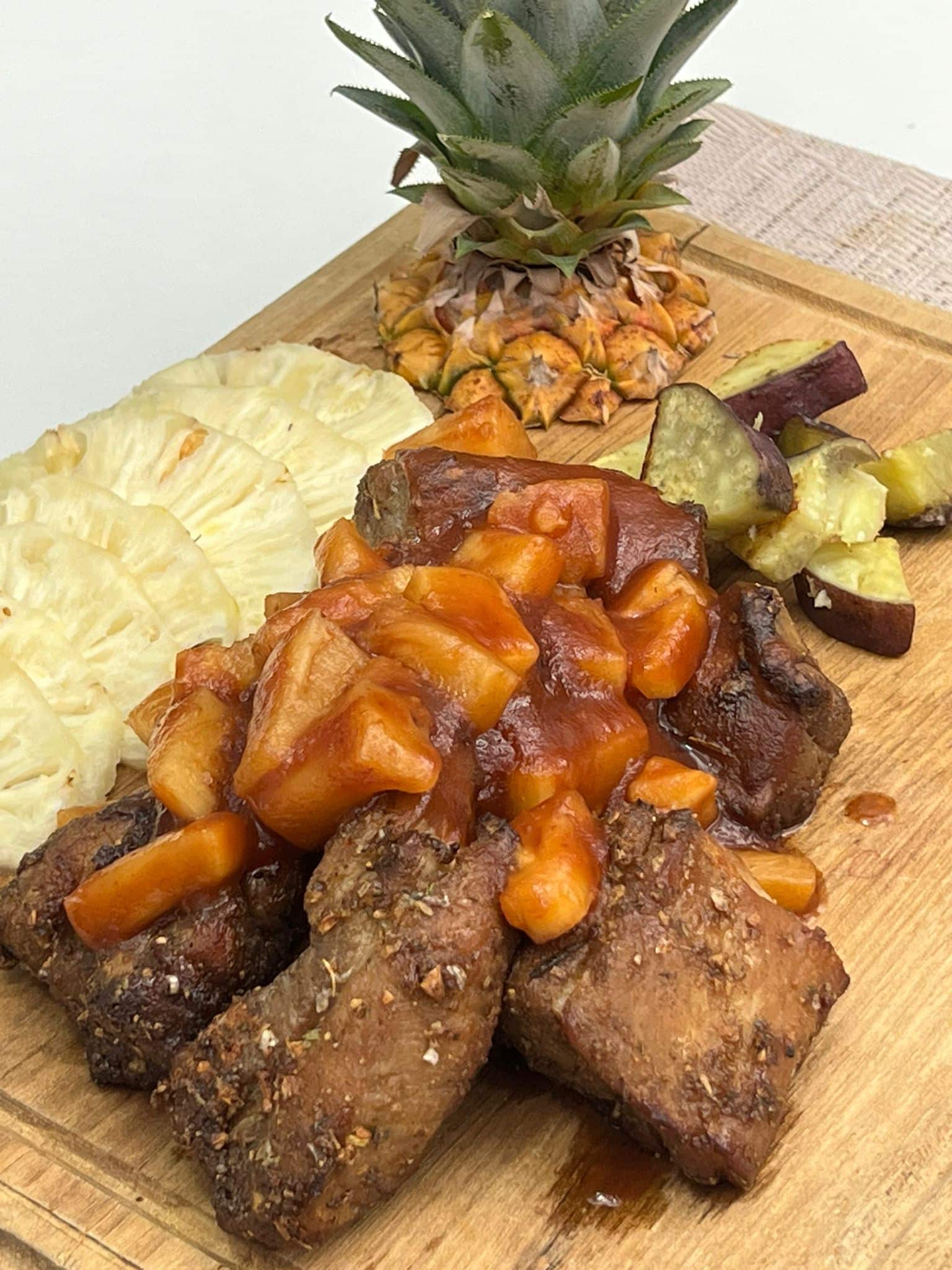 Para fazer na airfryer: veja receita de costelinha agridoce com abacaxi e batata doce