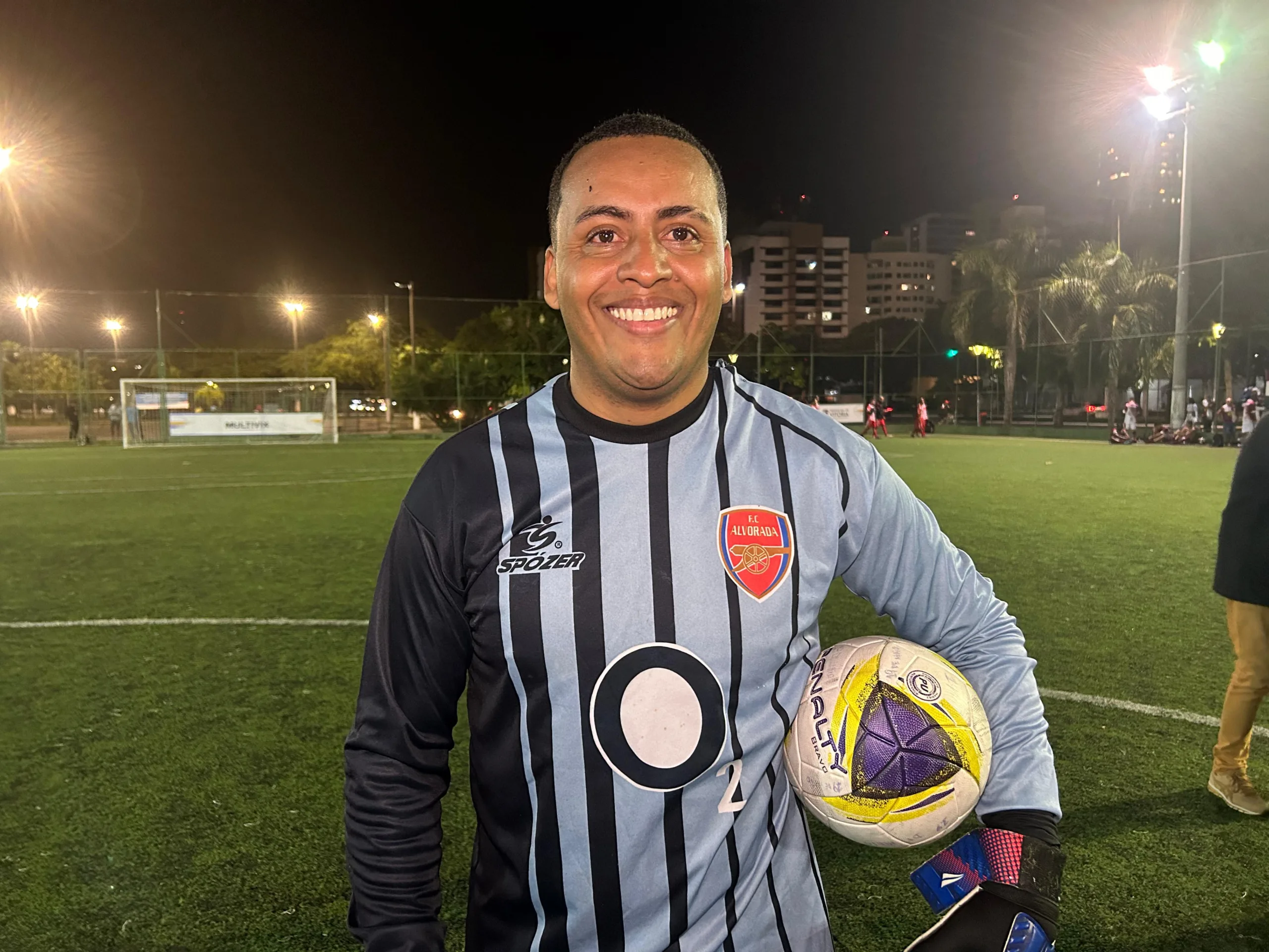 Treinador e dublê de goleiro bota o Central City na briga por vaga na Copa Vitória das Comunidades