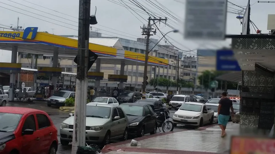 Motoristas fazem fila para aproveitar venda de gasolina sem imposto em Vila Velha