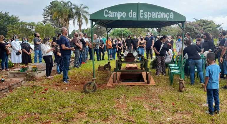 Corpo de piloto de avião que levava Marília Mendonça é enterrado em Brasília