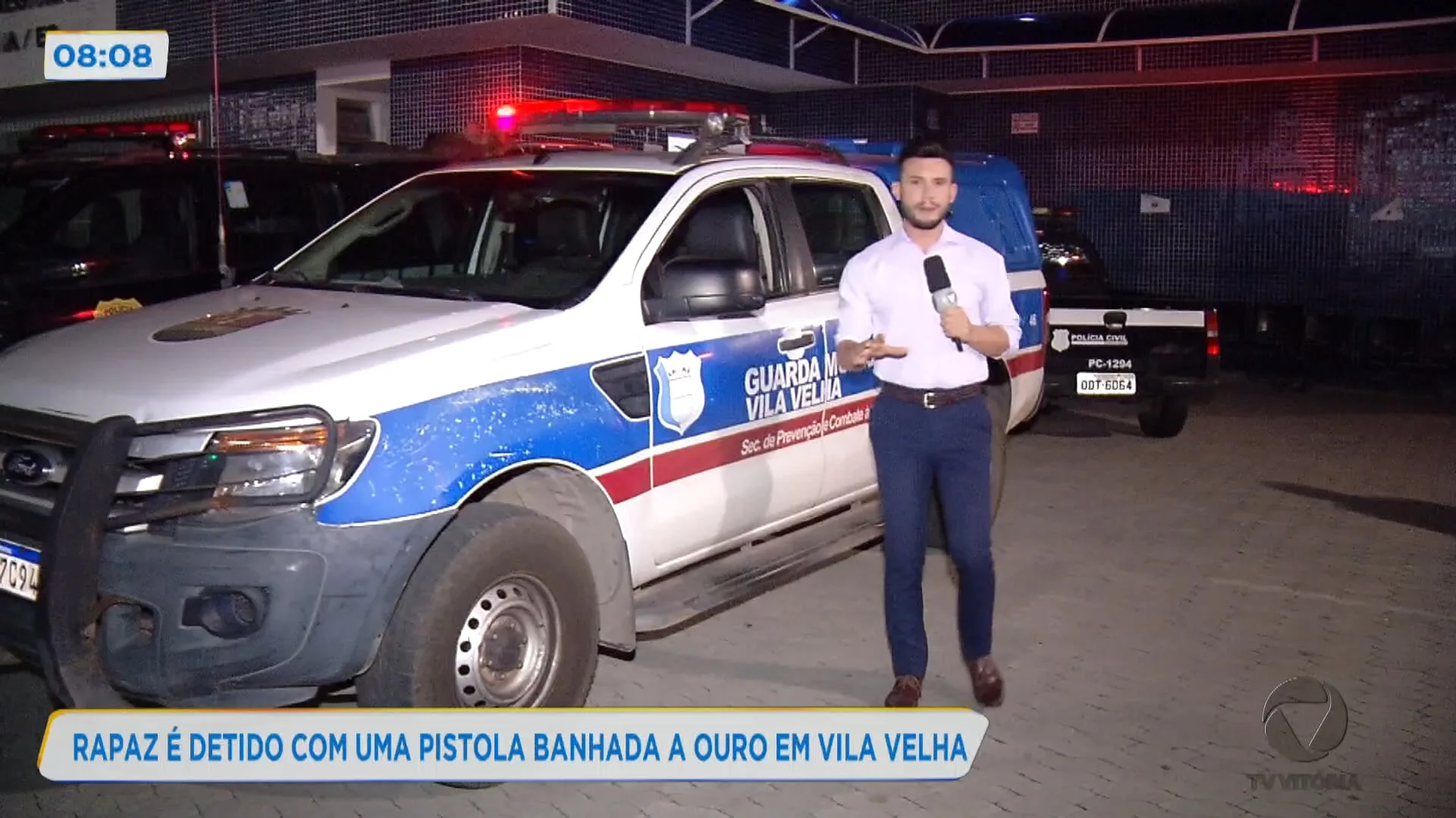 Rapaz é detido com uma pistola banhada a ouro em Vila Velha