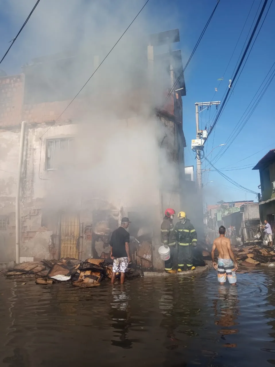 Casa pega fogo em Vila Velha e bombeiros têm dificuldade para chegar por causa de alagamento