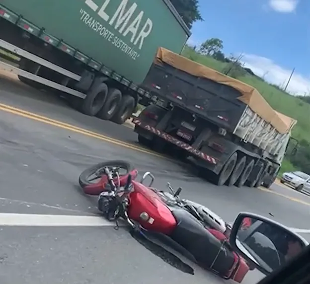 VÍDEO | BR-101: Acidente entre carreta e moto deixa uma pessoa ferida em Fundão