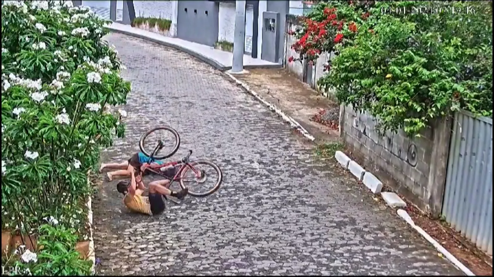 VÍDEO I Mulher é atropelada por ciclista ao lavar a calçada no Morro do Moreno