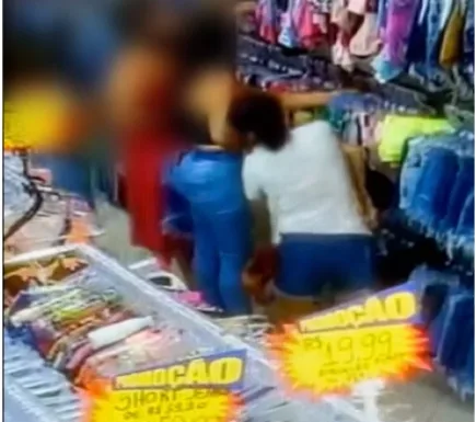 VÍDEO | Mulher é flagrada furtando celular dentro da bolsa de cliente em loja de Cariacica