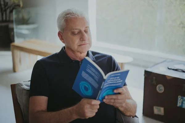 Psiquiatra Mario Koziner lança livro de contos para transformação pessoal