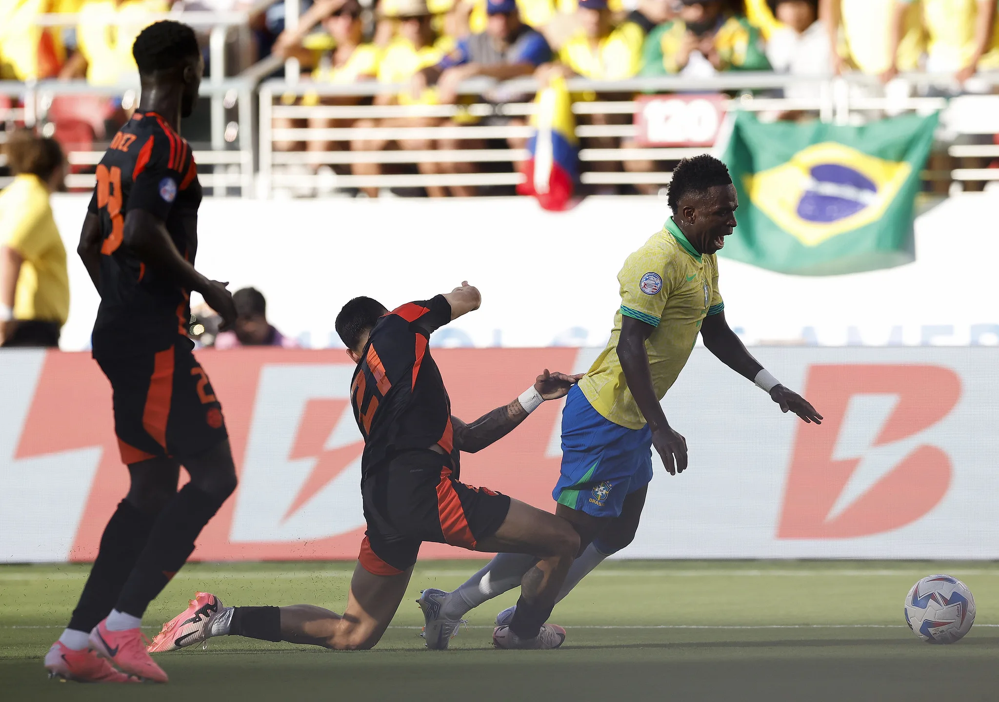 Foi pênalti! Conmebol reconhece erro do árbitro contra a Seleção Brasileira