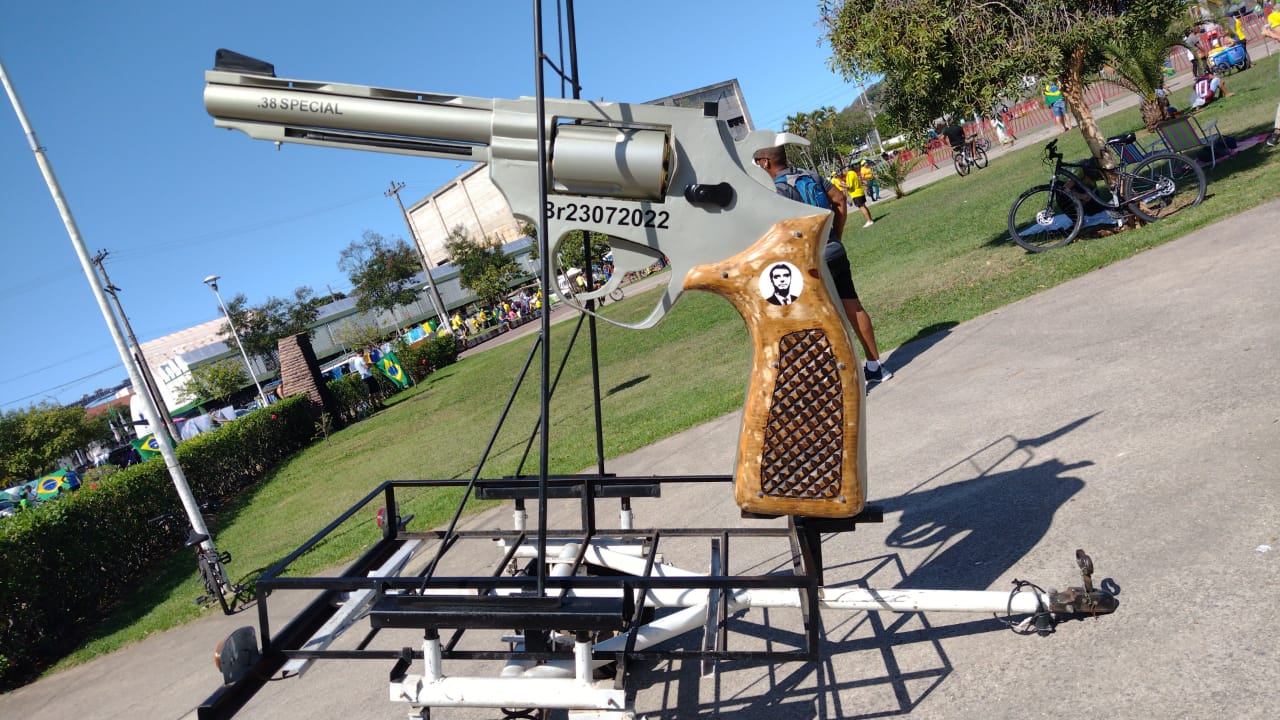 Bolsonaro no ES: Camaro carrega réplica de arma gigante durante motociata para a Praça do Papa