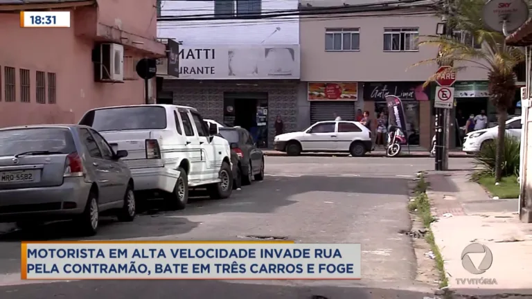Motorista em alta velocidade invade rua pela contramão, bate em três carros e foge