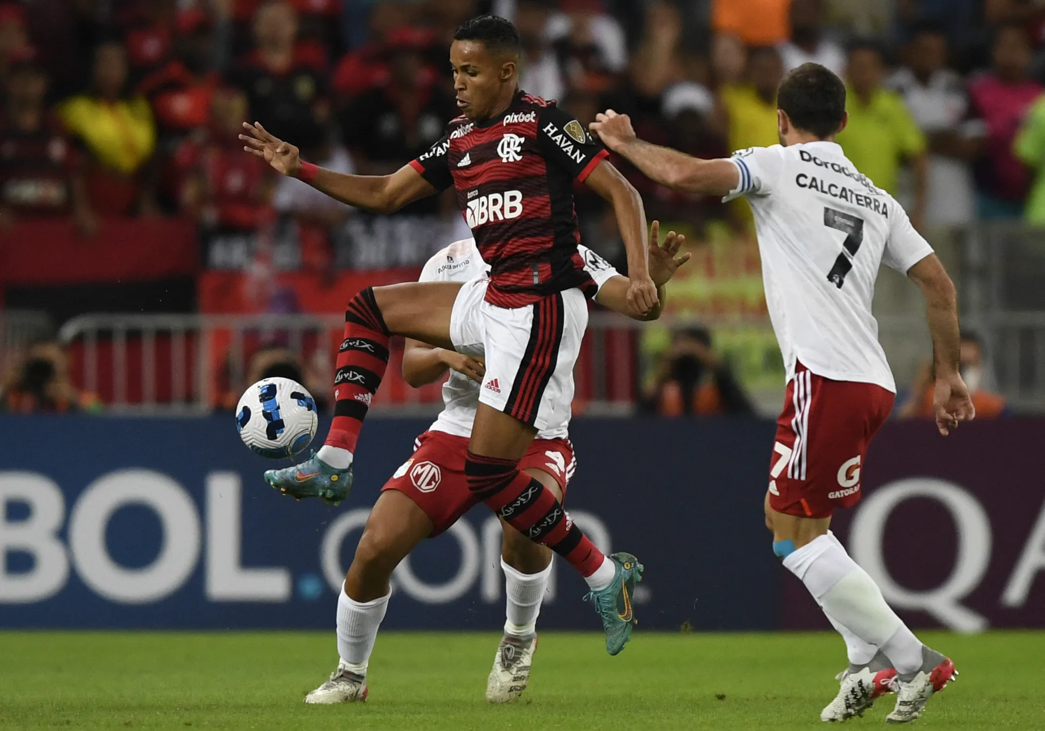 Flamengo tem atuação sem brilho, mas vence Sporting Cristal na Libertadores