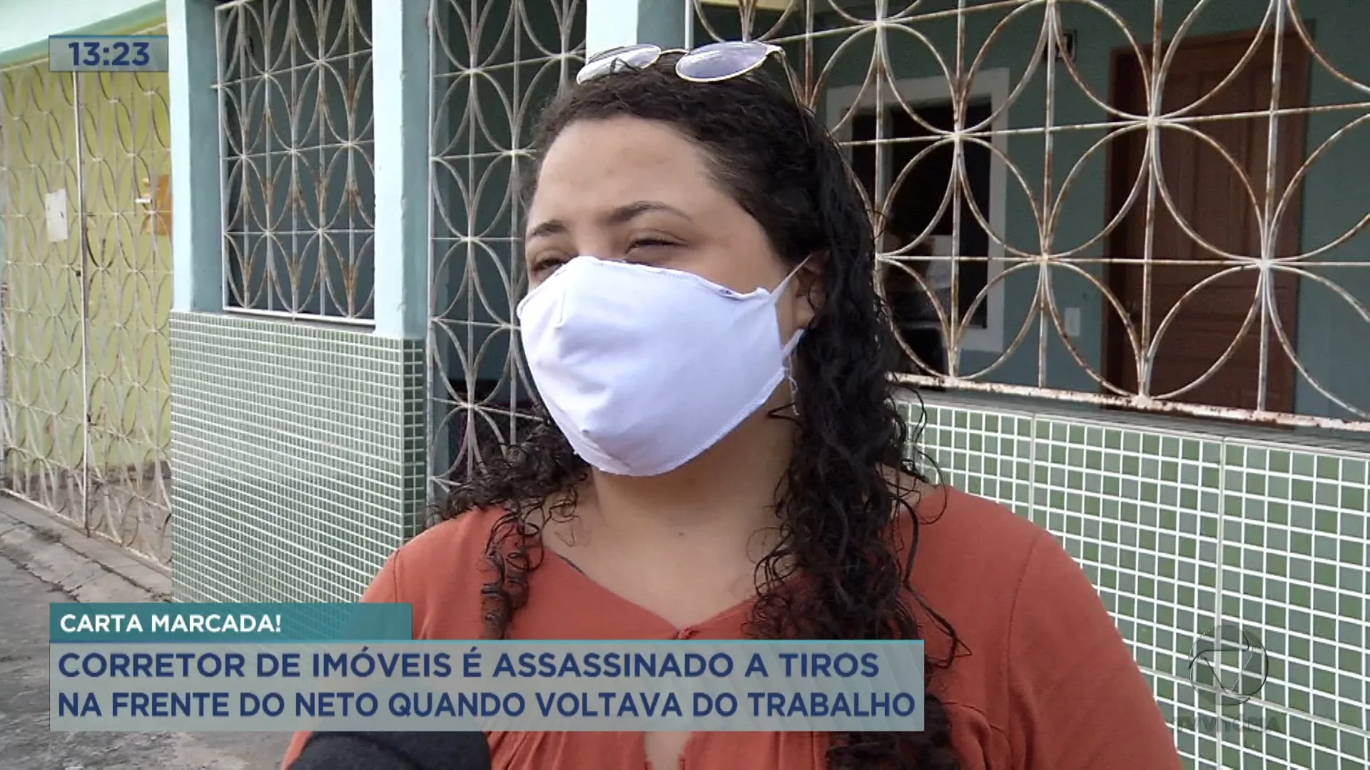 Um corretor de imóveis foi assassinado na noite de ontem quando chegava do trabalho