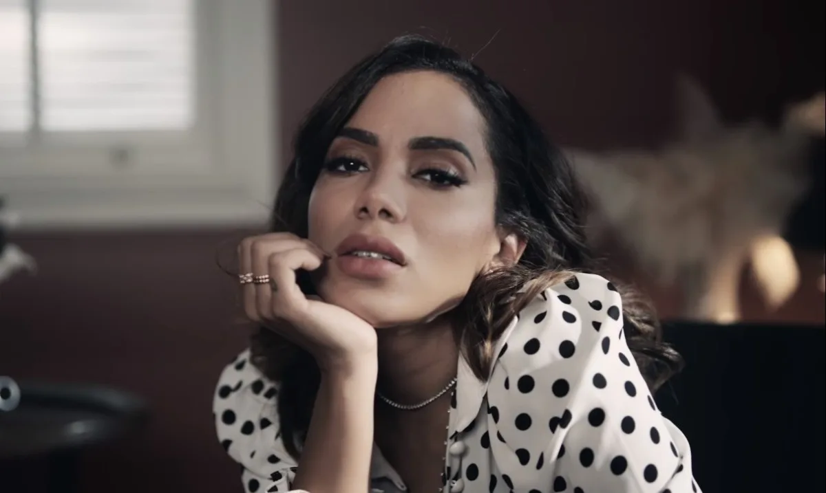 Solteira, Anitta posa de lingerie e diz: 'ninguém do meu nível está disponível'