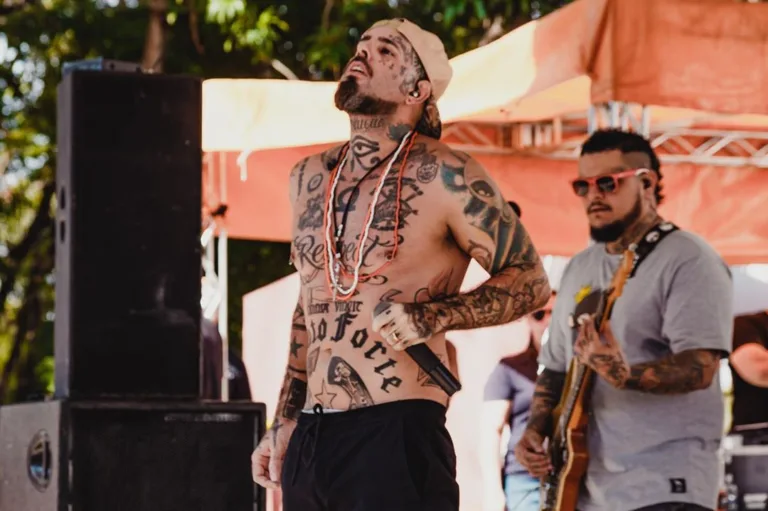 VÍDEO | Tico Santa Cruz quebra o dente durante show do Detonautas