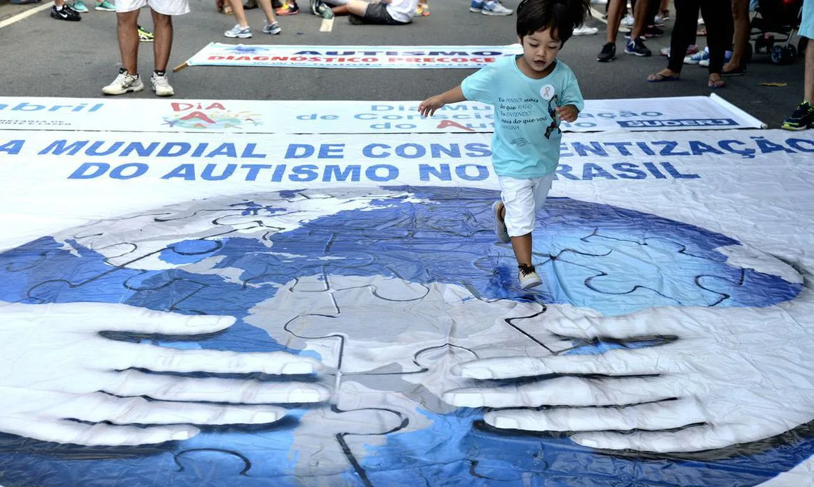 Rio de Janeiro – 8ª Caminhada do Dia Mundial da Conscientização do Autismo, promovida pelo Grupo Mundo Azul, no Leblon, zona sul da cidade. O grupo luta por centros de tratamento e reabilitação para autistas, por atendimento multidisciplinar diagnóstico precoce, educação especial, além de lar terapêutico para os órfãos (Tânia Rêgo/Agência Brasil)