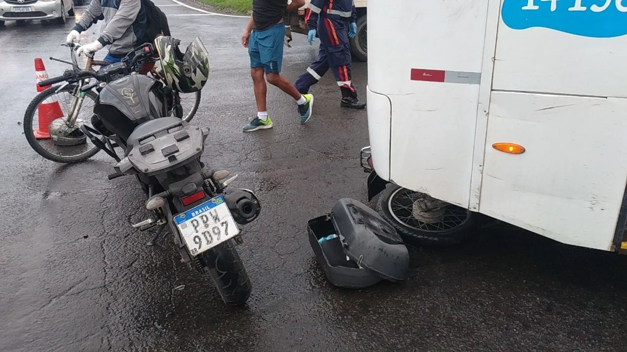 Acidente entre ônibus e moto deixa dois feridos na BR-101, na Serra