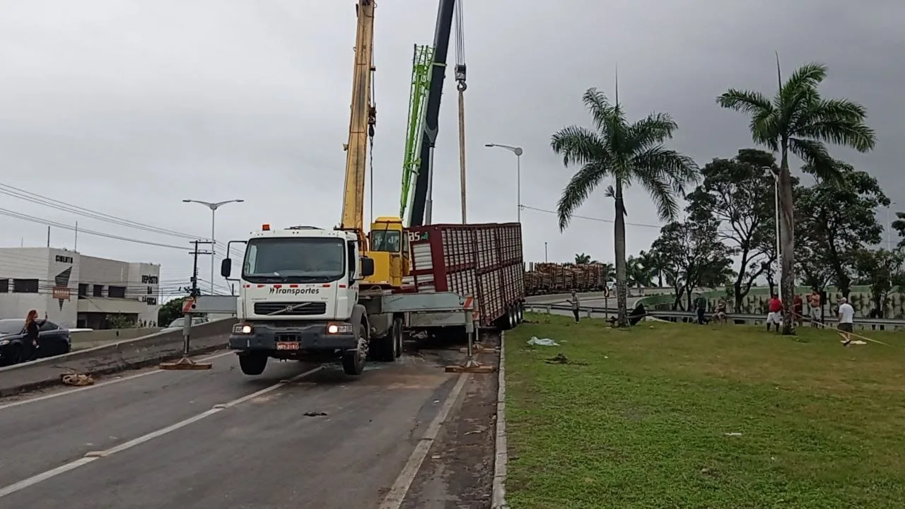 Viaduto de Carapina é liberado ap´os acidente com carreta de bois