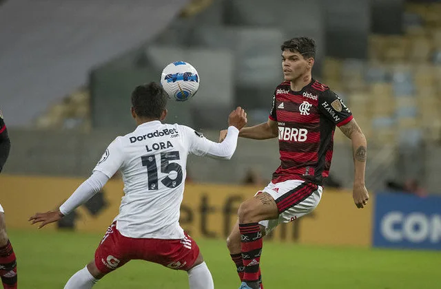 Ayrton Lucas destaca bom desempenho e oportunidades no Flamengo