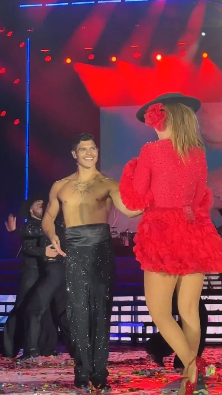 Show de Ivete Sangalo: dançarino do ES faz sucesso e cantora ganha até beijo; veja vídeo (Foto: Reprodução/Instagram @ivetesangalo)