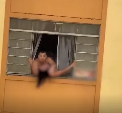 Homem agride companheira grávida, vizinhos flagram e ele acaba preso