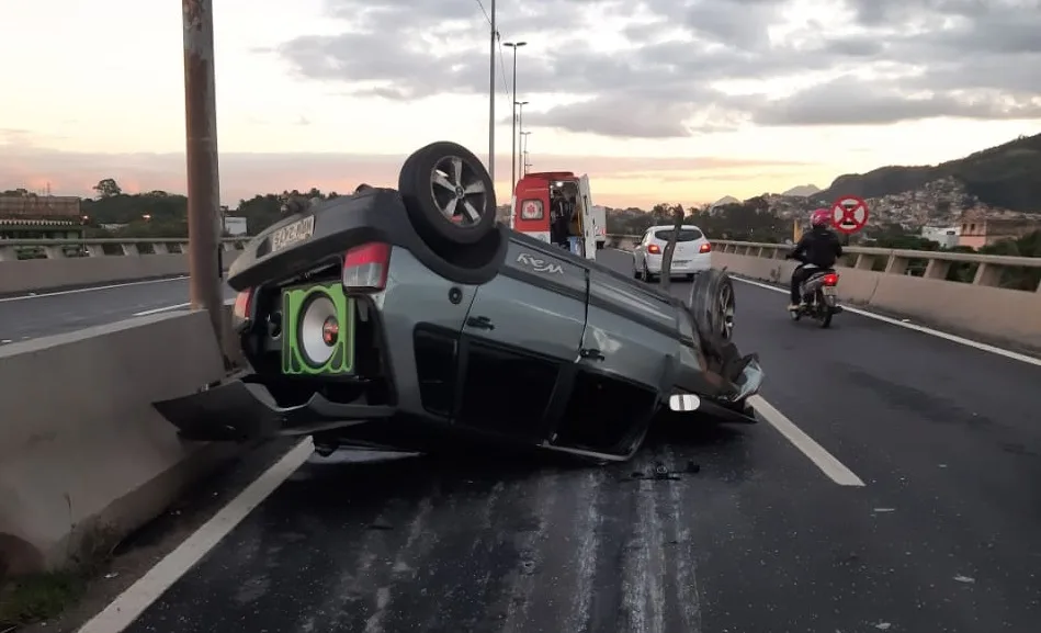 Veículo capota na Segunda Ponte e deixa trânsito lento no sentido Vitória